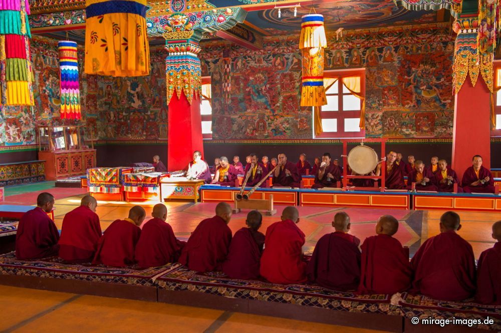Tibetan Ceremony
Khinmey Nyingma Monastery Tawang
Schlüsselwörter: Buddhismus tibetisch Sakyamuni Gompa heilig Heiligtum Schönheit Mahayana erhaben Sprechgesang innen buddhistisch Zeremonie farbig schön erhaben Ritual Verehrung göttlich Praxis Leere Illusion Klang vibrieren Intensität intensiv Tiefe Gesang kraftvoll