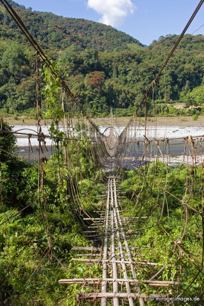 Suspension Bridge over the Siang River
Damro Upper Siang
Schlüsselwörter: Fluss Flussbett Überquerung Verbindung Brücke einfach kunstvoll Drahtseile Hängebrücke lang gewagt Abenteuer abenteuerlich mutig Sonne Wald Dschungel Urwald Angst Mut zittern schaukeln labil unsicher Bauwerk Seil Architektur Statik elegant schwebend