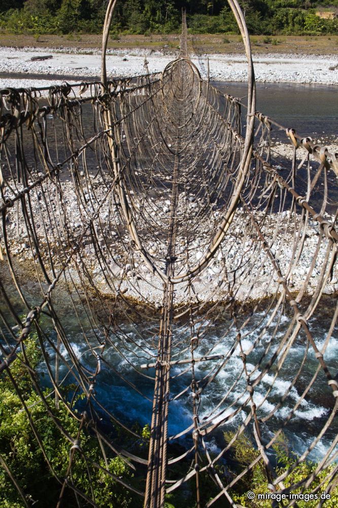 Suspension Bridge over the Siang River
Damro Upper Siang
Schlüsselwörter: Fluss Flussbett Überquerung Verbindung Brücke einfach kunstvoll Drahtseile Hängebrücke lang gewagt Abenteuer abenteuerlich mutig Sonne Wald Dschungel Urwald Angst Mut zittern schaukeln labil unsicher Bauwerk Seil Architektur Statik elegant schwebend