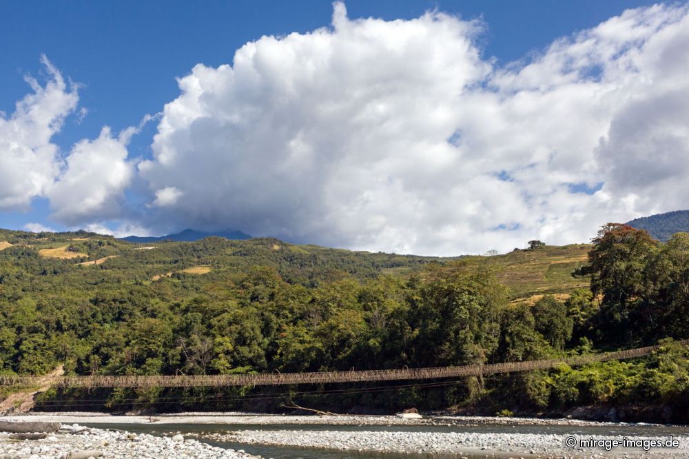 Suspension Bridge over the Siang River
Damro Upper Siang
Schlüsselwörter: Fluss Flussbett Überquerung Verbindung Brücke einfach kunstvoll Drahtseile Hängebrücke lang gewagt Abenteuer abenteuerlich mutig Sonne Wald Dschungel Urwald Angst Mut zittern schaukeln labil unsicher Bauwerk Seil Architektur Statik elegant schwebend