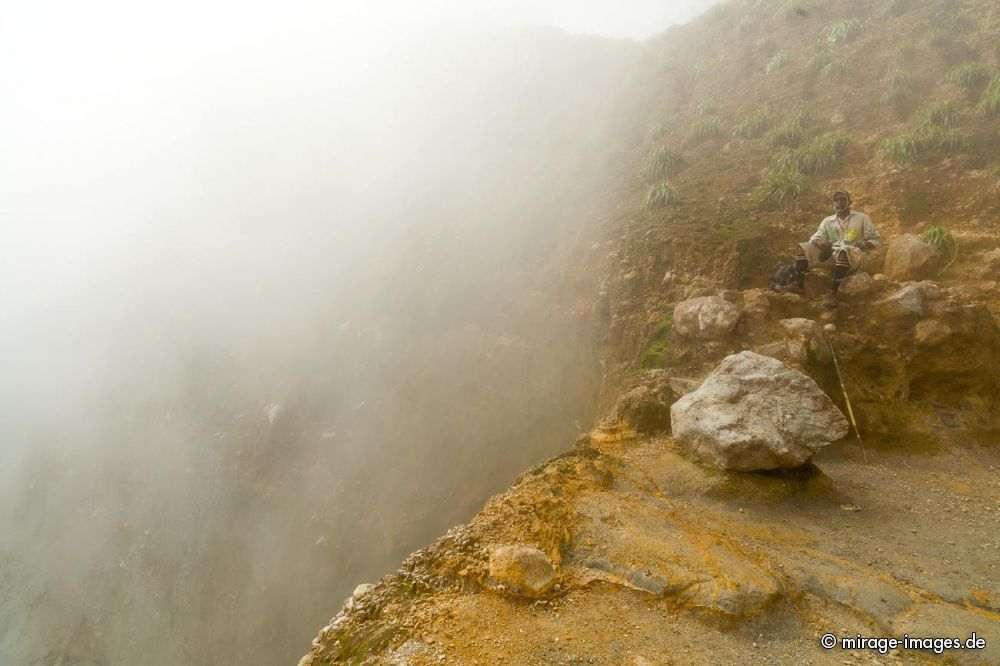 Peter Green at Boiling Lake
Morne Trois Pitons National Park
Schlüsselwörter: heiß, kochend, Wasser, malerisch, Tal, Regenwald, Landschaft, abgelegen, überwältigend, atemberaubend, Dampf, dampfen, feucht, Weg, Geologie, dramatisch, trekking, Tagesausflug, draussen, Schönheit, Geysir, unwirklich, gefährlich, Schwefel