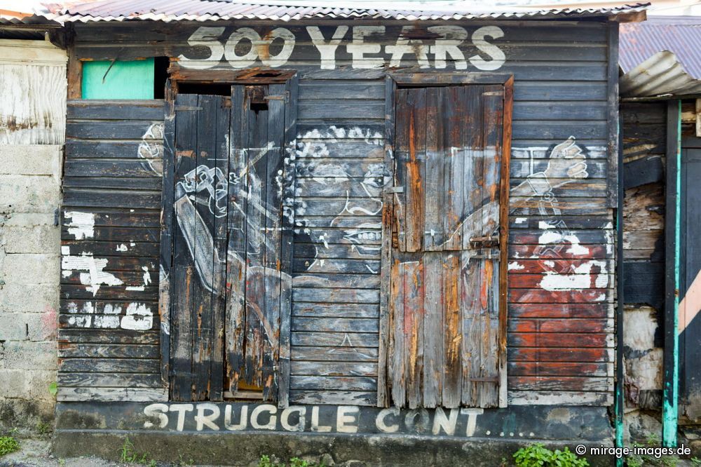 500 years of slavery
Roseau
Schlüsselwörter: Sklaven, Holzhütte, Bemalung, Errinnerung, Diskriminierung, Rassismus, Selbstbewußtsein, Sklaverei, schwarz,