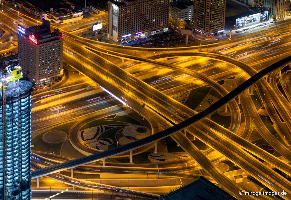 Night view from top of Burj Khalifa skyscraper
Dubai Downtown
Schlüsselwörter: Architektur Beton Hochhaus Macht Stärke Einfluss gross riesig gigantisch Stahl Großstadt Lichter gespentisch beleuchtet Gebäude Nacht nachts Wolkenkratzer künstlich Luxus Attraktion Fiktion Platz Traum Aufmerksamkeit edel nobel großzügig verschwende