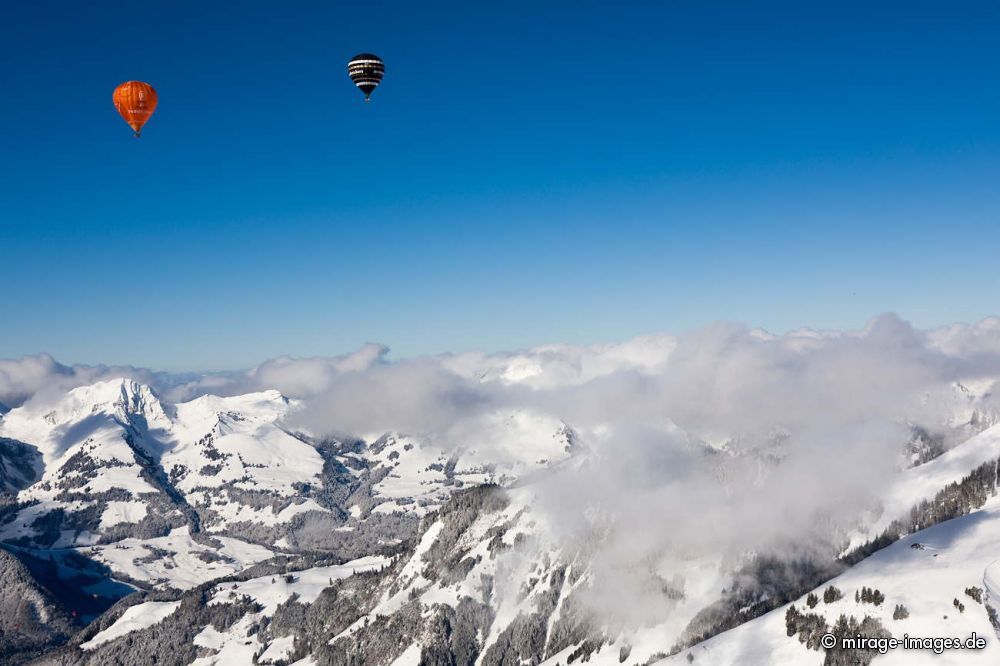 40th International Hot Air Balloon Festival - balloons are flying in the blue sky over the swiss mountain scenery
Chteau-dx
