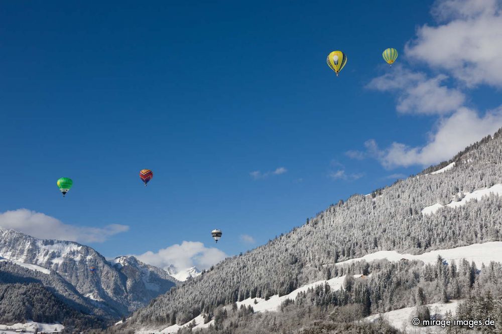 40th International Hot Air Balloon Festival - balloons are flying in the blue sky over the swiss mountain scenery
Chteau-dx
