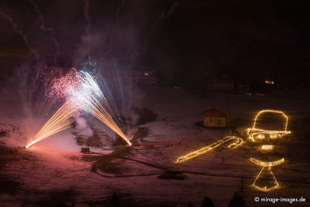 Nightglow at the 40th International Hot Air Balloon Festival, dedicated to Charly Chaplin
Chteau-dx
