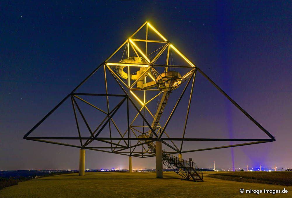 Tetraeder nachts - Halde Beckstrasse
Bottrop
Schlüsselwörter: nachts nacht beleuchtet idyllisch Zauber Lichtkunst Kunst Stahlkonstruktion Szenerie Kunstlicht Licht Kulisse Design Dreieck Ausblick Treppen luftig Hhe Pyramide schweben Aussichtsplattform Halde Abraumhalde blau zeitgenössisch Wahrzeichen