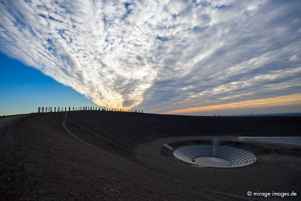Berg Arena & Amphitheater - Halde Prosper Haniel 
Oberhausen
Schlüsselwörter: Landmarke Veranstaltungsort Errinnerung Dämmerung dramatisch Openair