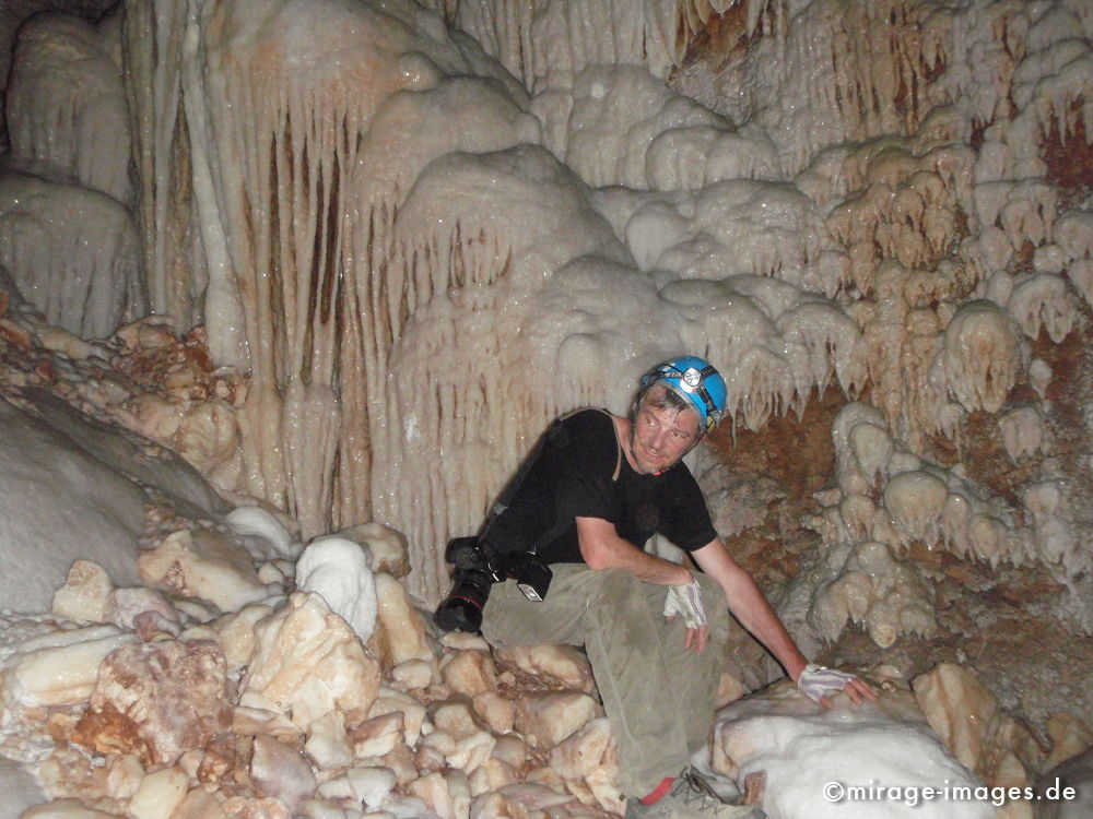 Me inside the Cave
Khaf Thary ©Ray
Schlüsselwörter: Höhle, Abenteuer, forschen, entdecken, unbekannt, abgelegen, dunkel, Stille, Felsen, unwirtlich, Gebirge, Berge, Canyon, Schlucht, klettern, Stalagmiten, Stalaktiten, Natur, surreal, Geologie, 